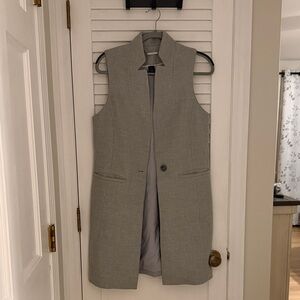 Elegant women’s  WHBM Gray long Vest/sleeveless coat. Fitted. S 6.